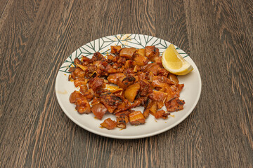 An explosion of flavor and crispy texture: a close-up of grilled pig's ears, with their gelatinous parts and perfectly golden, caramelized edges.