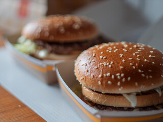 Delicious Sesame Seed Burgers with Fresh Ingredients