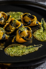 pastas caseras amarilla negra recien hecha lista para comer 