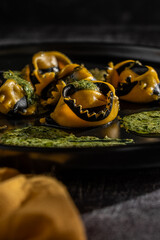 pastas caseras amarilla negra recien hecha lista para comer 