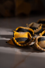 pastas caseras amarilla negra recien hecha lista para comer 