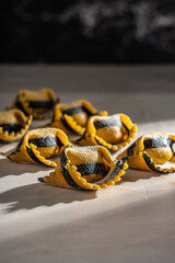 pastas caseras amarilla negra recien hecha lista para comer 