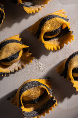 pastas caseras amarilla negra recien hecha lista para comer 