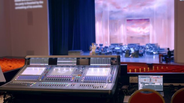 コンサートホールと大きなミキサー