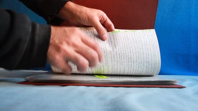 Carpeta clasificador con hojas y archivador con papeles y documentos archivados