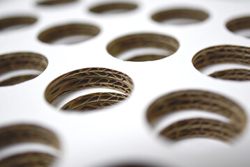 Trous dans un carton &eacute;pais