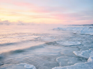 Obraz premium Serene winter seascape with icy shoreline at sunset