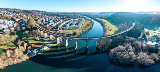 Panorama des Ruhrviadukts bei Herdecke, eine Steinbogenbr&uuml;cke f&uuml;r den Zugverkehr - 2025