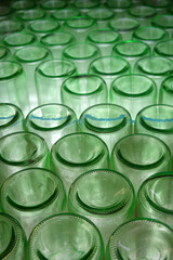 Stapel mit leeren Weinflaschen - stack of empty wine bottles