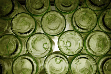 Stapel mit leeren Weinflaschen - stack of empty wine bottles