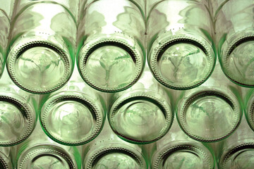 Stapel mit leeren Weinflaschen - stack of empty wine bottles