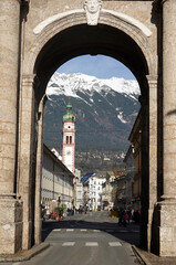 Innsbruck, Triumphpforte und Maria-Theresien-Stra&szlig;e vor der Nordkette im Winter