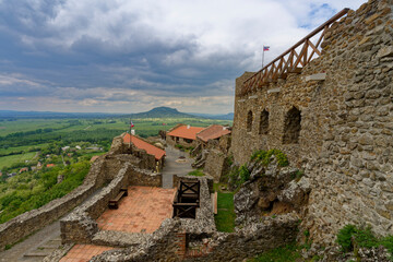 Naklejka premium Die Höhenburg Szigliget im Ort Szigliget, Nationalpark Balaton-Oberland, Balaton, Ungarn