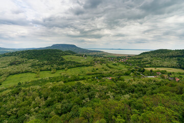 Fototapeta premium Blick zum Tafelberg Badacsony mit seinen Weinbergen und der Landschaft am Nordbalaton von der Burg Szigliget im Ort Szigliget, Nationalpark Balaton-Oberland, Balaton, Ungarn