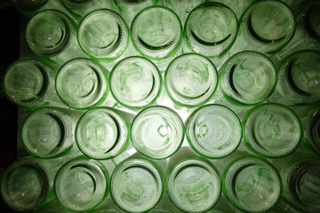 Stapel mit leeren Weinflaschen - stack of empty wine bottles