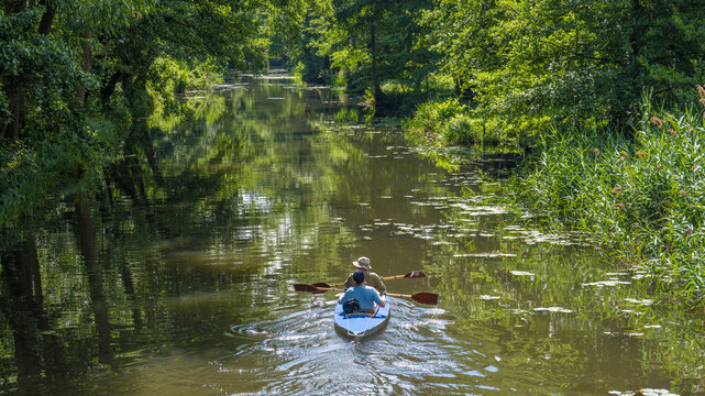 Kajakfahrer auf einem Flie&szlig; im Spreewald