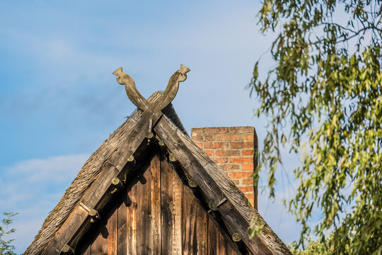 Hausgiebel im Spreewald mit Schlangenk&ouml;pfen