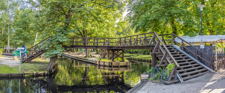 Dreiseitenbr&uuml;cke im Dorf Lehde im Spreewald