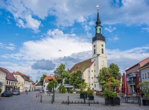 Kirchplatz in L&uuml;bbenau mit der Stadtkirche St. Nikolai
