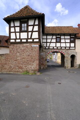 Historischer Ortskern der Winzergemeinde Th&uuml;ngersheim am Main im Abendlicht, Landkreis Main-Spessart, Unterfranken, Bayern, Deutschland