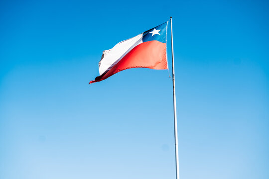 Bandera de Chile  firme en una tarde de verano en Santiago de Chile 