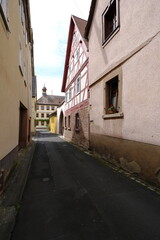 Fototapeta premium Historischer Ortskern der Winzergemeinde Thüngersheim am Main im Abendlicht, Landkreis Main-Spessart, Unterfranken, Bayern, Deutschland