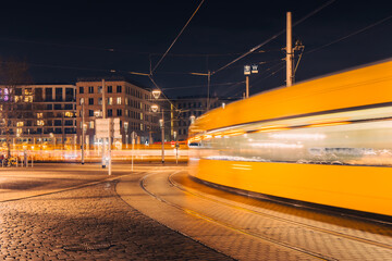 Stra&szlig;enbahn am Postplatz in der Altstadt von Dresden in der Nacht