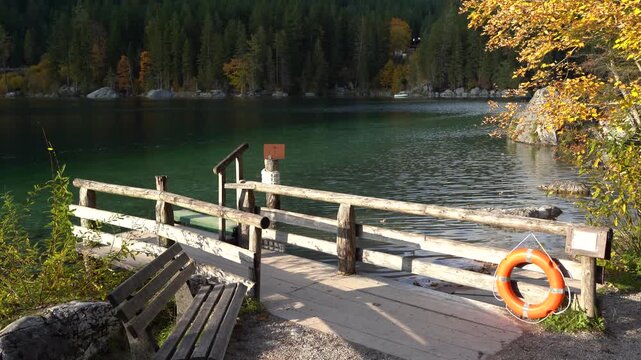 Sonniger Herbsttag am Hintersee in Bayern