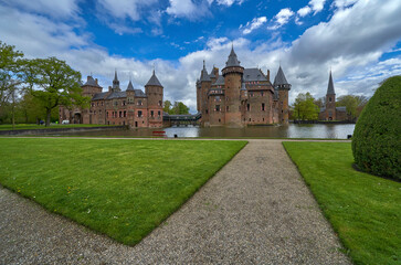 Obraz premium Park view on the De Haar Castle on a nice spring day. Utrecht, Netherlands