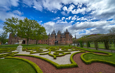 Obraz premium Park view on the De Haar Castle on a nice spring day. Utrecht, Netherlands