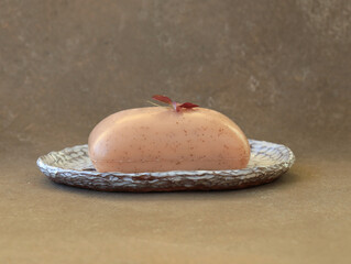 Natural bar soap placed on a handmade ceramic soap dish with crackle glaze. Minimalist still life with earthy tones, soft light and calm spa atmosphere, focused on sustainable bathroom essentials.