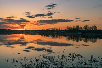 Obraz premium Lake with a sunset in the background