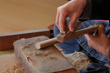 日本刀の鞘をつくる鞘師の手元