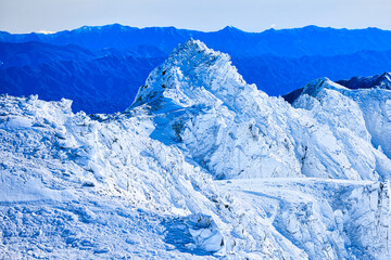 冠雪の中央アルプスの宝剣岳