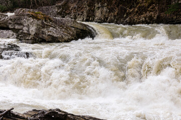 北海道芦別市、雪解け水で荒れ狂う春の三段滝【4月】