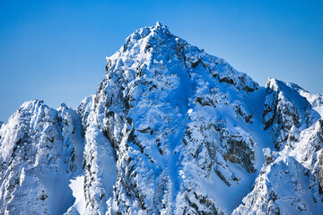 冠雪の中央アルプスの宝剣岳