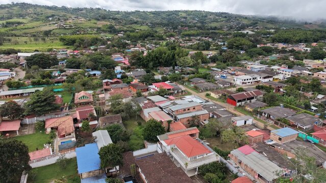 Vista a&eacute;rea de las monta&ntilde;as verdes y paisajes rurales en Pavas, Valle del Cauca, Colombia