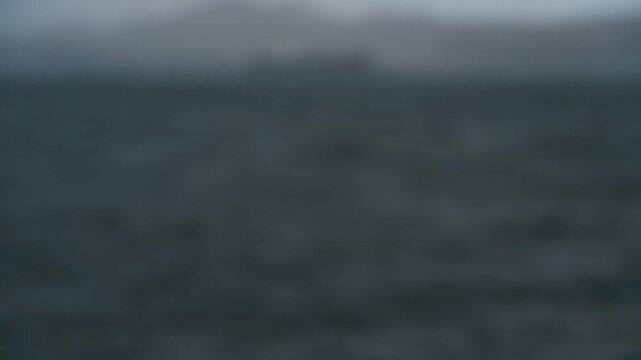 粉雪の振る荒れた海