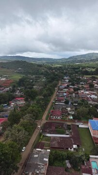 Vista a&eacute;rea de las monta&ntilde;as verdes y paisajes rurales en Pavas, Valle del Cauca, Colombia