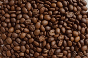 Fototapeta premium Close-up macro shot of roasted coffee beans, showcasing their rich brown color and texture.
