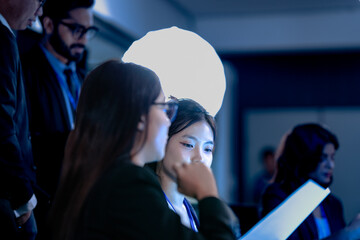 Briefing future AI insights. Lead analyst points out predictive patterns AI generated report chart team discusses strategic implications real time data streams flow screens background.