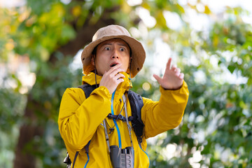 驚く男性　登山　山登り