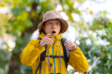 驚く男性　登山　山登り
