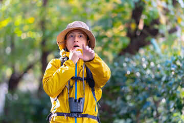 驚く男性　登山　山登り