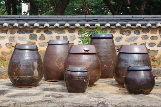 한국 장을 담는 항아리가 모여있는 장독대 풍경