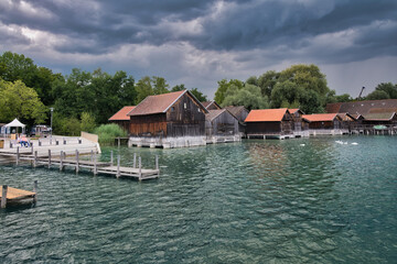 Obraz premium Blick vom Wasser zu den Fischerhütten am Ufer in Dießen am Ammersee