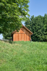 Obraz premium Wirtschaftsgebäude eines Landwirts auf einer Wiese