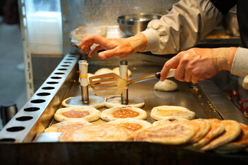 뜨거운 철판 위에서 노릇하게 구워지는 한국의 겨울 길거리 음식, 호떡