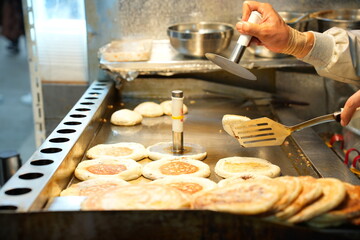 뜨거운 철판 위에서 노릇하게 구워지는 한국의 겨울 길거리 음식, 호떡