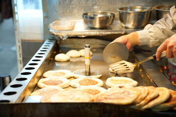 뜨거운 철판 위에서 노릇하게 구워지는 한국의 겨울 길거리 음식, 호떡